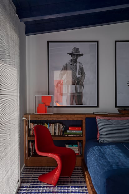La habitación principal, situada en la planta baja, es la que usa Marco De Luca cuando pasa temporadas en la casa. Detrás de la silla Panton, de Vitra, una fotografía de Scott Goldsbury.