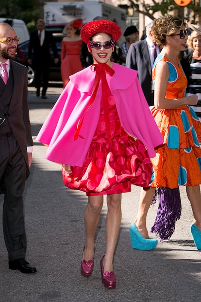 Cósima Ramírez, hija de Ágatha Ruíz de la Prada y de Pedro J. Ramírez, también vistió un diseño de la firma de moda de su madre. La joven arriesgó con un look que combinaba rosa y rojo.