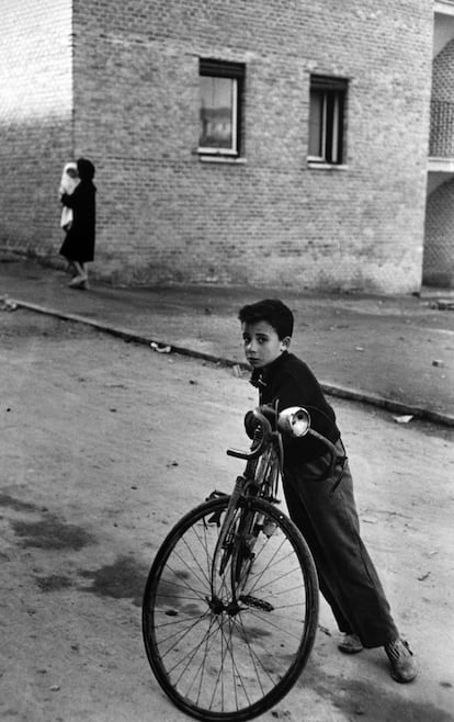 'Niño con bicicleta', 1956.