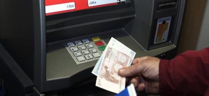 Un hombre retira euros de un cajero automático. EFE/Archcio