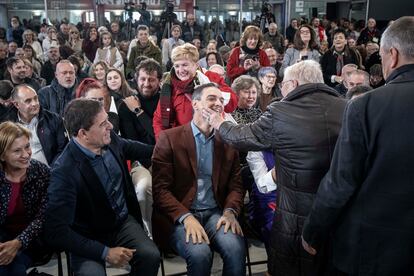 El secretario general del PSOE y presidente del Gobierno, Pedro Sánchez (centro), acompañado por candidato a la Presidencia de la Xunta, José Ramón Gómez Besteiro (izquierda), recibe el cariño de los simpatizantes durante un acto de campaña celebrado en San Cibrao das Viñas (Ourense), el 3 de febrero. 
