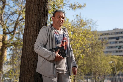 Emilio Antonio, vecino de La Mina, cerca de la biblioteca municipal inaugurada en 2009.