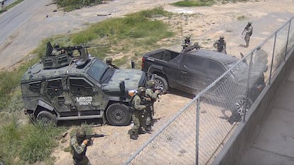 Imagen de una cámara de seguridad donde se observa a un grupo de militares asesinar a cinco civiles en Nuevo Laredo (Tamaulipas), el 18 de mayo de 2023.