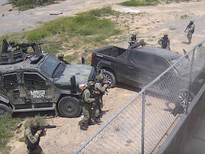 Imagen de una cámara de seguridad donde se observa a un grupo de militares asesinar a cinco civiles en Nuevo Laredo (Tamaulipas), el 18 de mayo de 2023.