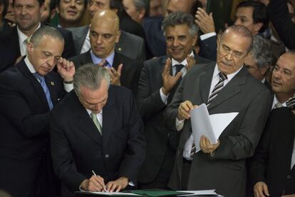 Michel Temer toma posse como presidente interino da República, nesta quinta-feira, em cerimônia no Palácio do Planalto e apresenta novo gabinete. 