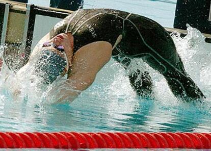 Nina Jivanevskaya en el momento de la salida de su carrera de 100 metros espalda.