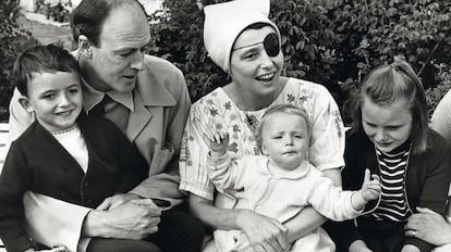 Retrato de familia: Roald Dahl junto a su esposa, la actriz Patricia Neal, y sus tres hijos, en Great Missenden (Inglaterra), en 1965.