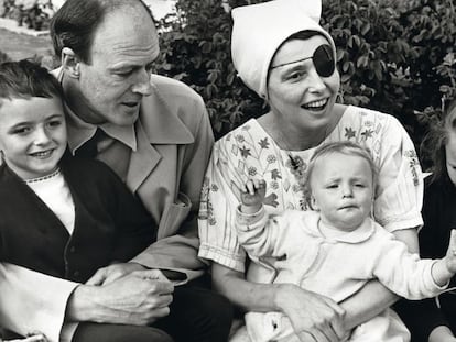 Retrato de familia: Roald Dahl junto a su esposa, la actriz Patricia Neal, y sus tres hijos, en Great Missenden (Inglaterra), en 1965.