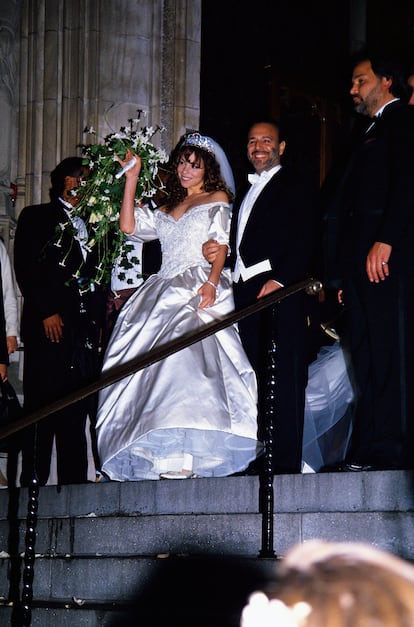 1993, el vestido de novia.
Pomposo, satinado, con una falda que recordaba a la de Lady Di el día de su boda, Mariah Carey añadió todos los elementos posibles de la fantasía Disney a su vestido de novia para casarse con Tommy Motola en la catedral de St. Patrick, en Manhattan: tiara de diamantes, una cola de ocho metros, un velo de tres metros, mangas principescas. En definitiva, un diseño de Vera Wang que costó 25.000 dólares de la época.