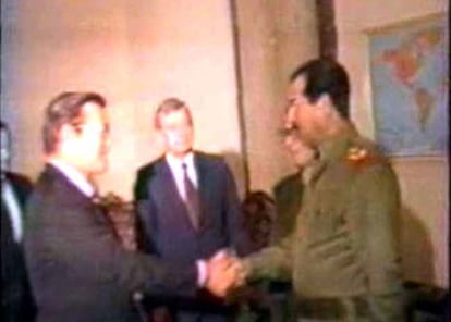 Saludo, con reverencia incluida, de Rumsfeld a Sadam Hussein.