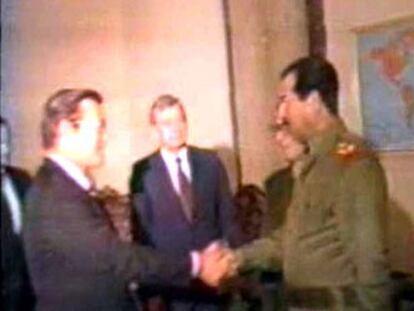 Saludo, con reverencia incluida, de Rumsfeld a Sadam Hussein.