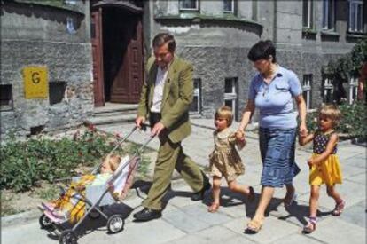 El sindicalista polaco, Lech Walesa, con su mujer Danuta y sus hijos en 1983.