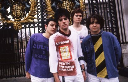 Manic Street Preachers enfrente de el Palacio de Buckingham Palace, en una imagen de 1991. De izquierda a derecha, James Dean Bradfield, Richey Edwards, Nicky Wire y Sean Moore.