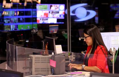 Una periodista, en la redacci&oacute;n de Noticias Caracol en Bogot&aacute; (Colombia).