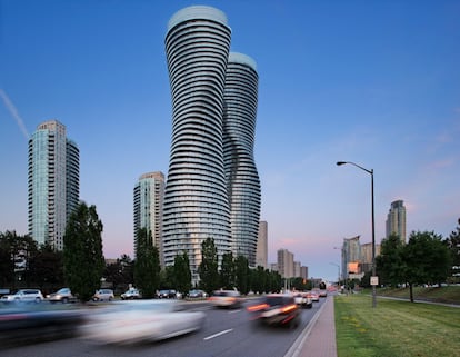 <a href="https://elviajero.elpais.com/elviajero/2018/07/12/actualidad/1531396857_332967.html" target="_blank">La ciudad de Mississauga, desarrollada como suburbio de Toronto</a>, en Canadá, es hoy más conocida internacionalmente gracias a Absolute World: dos rascacielos residenciales dentro del conjunto de cinco torres Absolute City Center que giran sobre su eje retorciéndose hasta superar las 50 plantas de altura. Se los conoce como Marilyn Monroe, por sus curvas. Su diseño fue elegido en un concurso internacional en el que se invitó a votar a la población, y cuyo ganador fue anunciado en otro edificio icónico de Toronto, esta vez del siglo XX: la CN Tower. Se completaron en 2012 y ese año fueron elegidos entre los mejores nuevos rascacielos del mundo por el Consejo de Edificios Altos y Hábitat Urbano de Chicago.