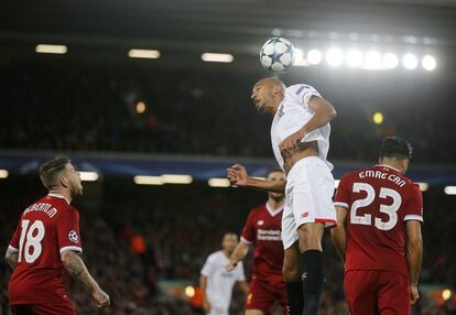 El mediocentro del Sevilla Steven N'Zonzi cabecea el balón.
