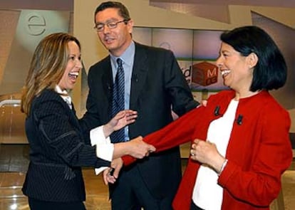 Los candidatos al Ayuntamiento de Madrid del PSOE, Trinidad Jiménez, del PP, Alberto Ruiz-Gallardón, y de IU, Inés Sabanés, bromeaban al finalizar el debate ofrecido por Telemadrid en la Ciudad de la Imagen, en Madrid. Minutos antes, los tres se enfrentaban defendiendo sus posturas sobre temas como la vivienda, las infraestructuras o el empleo.