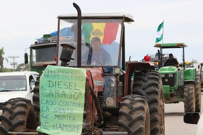 Un agricultor protesta por la escasez de combustible, en Santa Cruz (Bolivia)