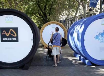 Expositores donde se exhiben los logotipos que concursan para ser la imagen de la candidatura olímpica de Madrid 2016 en la plaza de Cibeles.
