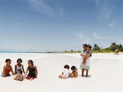 Mujeres y niños mayas, en una de las playas cercanas a las ruinas de Tulum, en la costa oriental de la península mexicana de Yucatán.
