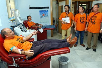 Funcionarios de Justicia donan sangre ayer en el Virgen del Rocío de Sevilla.