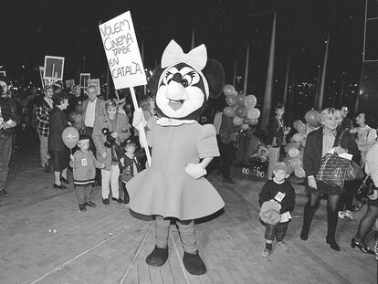 <b>Manifestación en Barcelona en 1997 reclamando a Disney que doblara <i>Pocahontas</i> al catalán.</b>
