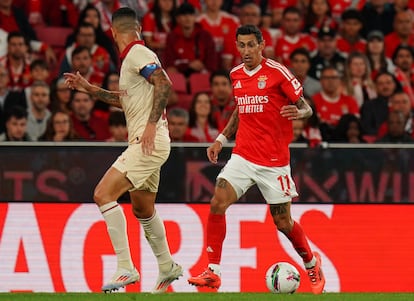 Di María conduce el balón ante un jugador del Gil Vicente