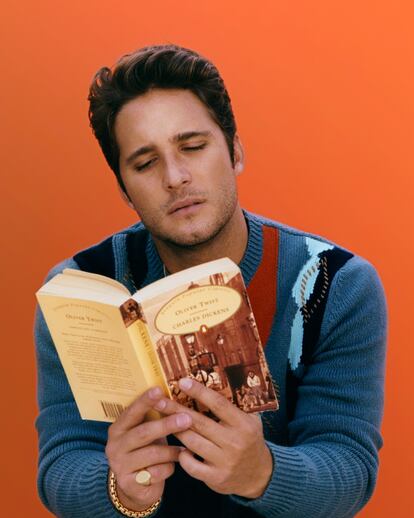 Diego Boneta viste Hermès con una cadena BIIS. El libro de Charles Dickens es de Penguin Books.