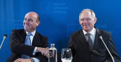 Luis de Guindos, ministro de Econom&iacute;a espa&ntilde;ol, y Wolfgang Sch&auml;uble, exministro de Finanzas alem&aacute;n, en 2013.