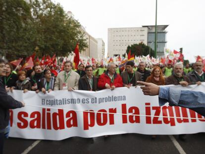 IU se manifiesta en Sevilla para pedir una "salida por la izquierda" a la crisis