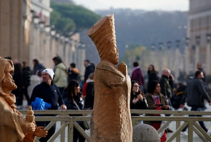 Cola de feligreses para entrar a la basílica de San Pedro en el Vaticano.