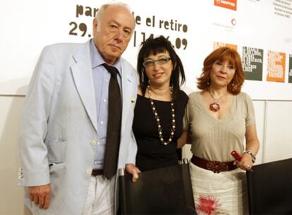 De izquierda a derecha, Eduardo Arroyo, Carmen Garrido y Eugenia Rico, ayer, en la Feria del Libro.