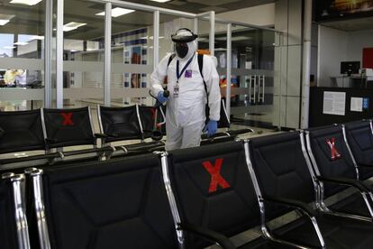 Trabajadores desinfectan salas de espera en el aeropuerto internacional "Óscar Arnulfo Romero" en San Salvador (El Salvador). El Gobierno ha presentado un protocolo con una serie de medidas de bioseguridad y de prevención que serán implementadas en la reapertura gradual del aeropuerto internacional, prevista para el 4 de septiembre.