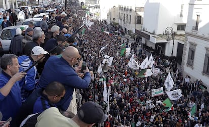 Miles de argelinos se manifiestan este viernes en las calles de Argel.