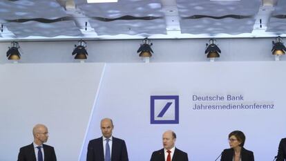 Principales directivos de Deutsche Bank, con el CEO John Cryan enmedio, ayer en Fr&aacute;ncfort.