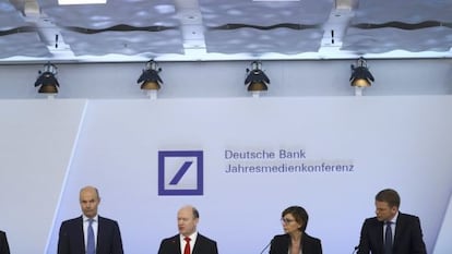 Principales directivos de Deutsche Bank, con el CEO John Cryan enmedio, ayer en Fr&aacute;ncfort.