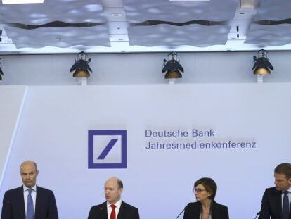 Principales directivos de Deutsche Bank, con el CEO John Cryan enmedio, ayer en Fr&aacute;ncfort.