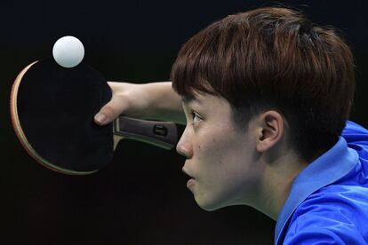 Doo Hoi Kem (Hong Kong) busca la pelota de ping-pong con la mirada, durante los Juegos Olímpicos de Río 2016.