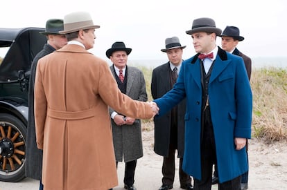 Steve Buscemi y Michael Stuhlbarg se estrechan la mano en una escena de la serie 'Boardwalk Empire'.