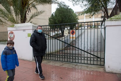 Rafael Martín y su hijo, en la puerta del colegio Tucci en Martos (Jaén).