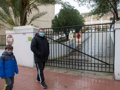 Rafael Martín y su hijo, en la puerta del colegio Tucci en Martos (Jaén).