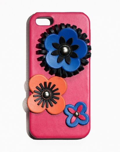 Funda de iPhone de piel con apliques de flores en piel también de & other stories. Con un descuento del 50%, su precio original era de 15 euros yahora cuesta 8 euros.