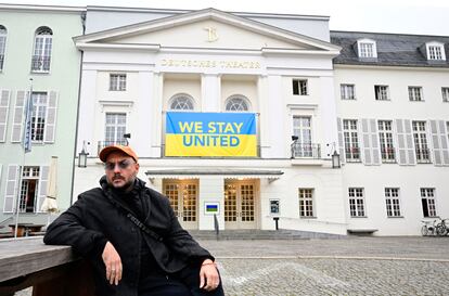 El director ruso Kirill Serebrennikov, el 22 de abril de 2022, frente al Deutsches Theater de Berlín.