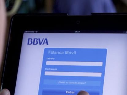 Cliente utilizando los servicios bancarios con una tableta.