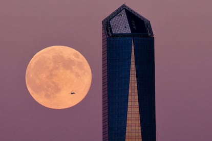 Uno de los rascacielos de la zona de las Cuatro Torres en Madrid, España.