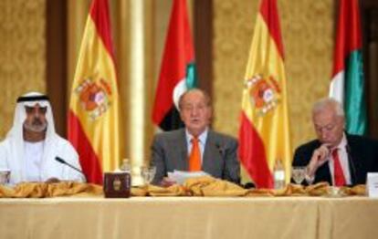 El ministro de Exteriores, Jos&eacute; Manuel Garc&iacute;a Margallo, junto al rey don Juan Carlos en su &uacute;ltima visita a Emiratos &Aacute;rabes