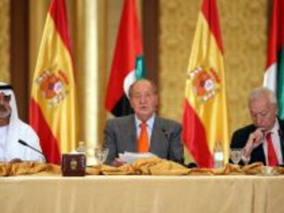 El ministro de Exteriores, Jos&eacute; Manuel Garc&iacute;a Margallo, junto al rey don Juan Carlos en su &uacute;ltima visita a Emiratos &Aacute;rabes