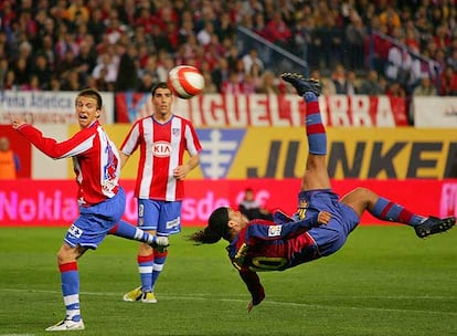 Ronaldinho remata de chilena el primer gol del Barça en el Calderón.