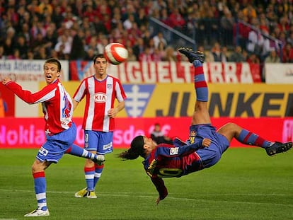 Ronaldinho remata de chilena en el Calderón.