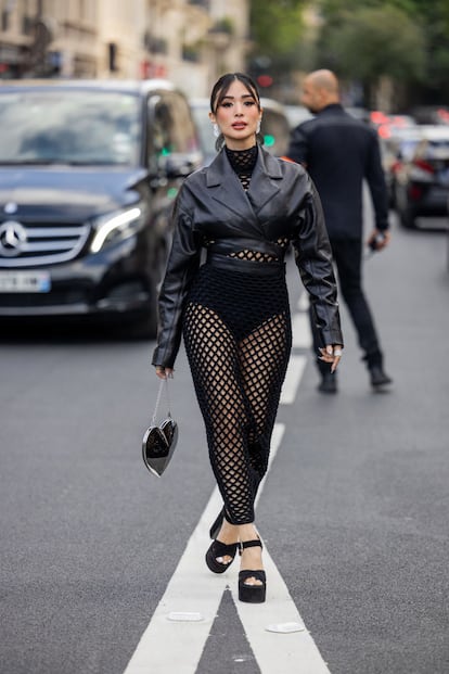 Filipino singer and actress Heart Evangelist opted for a mesh skirt combined with a black leather jacket, one of the favorite materials of the Alaïa founder.